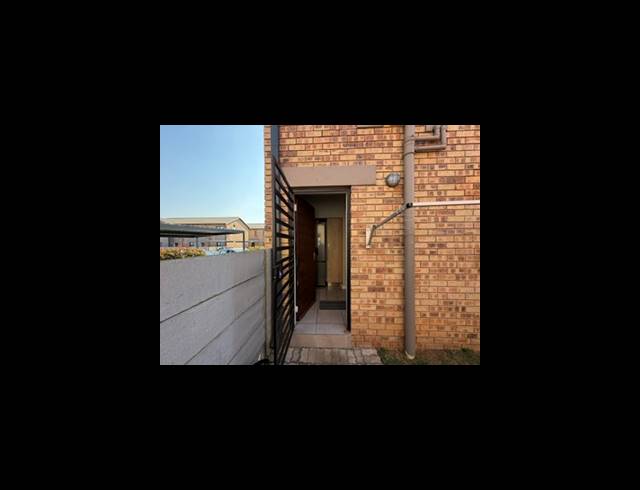 2 BEDROOM TOWNHOUSE FOR SALE IN ALBERTSDAL